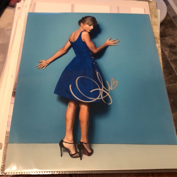 Taylor swift signed with COA 🖊 - Picture 5 of 5